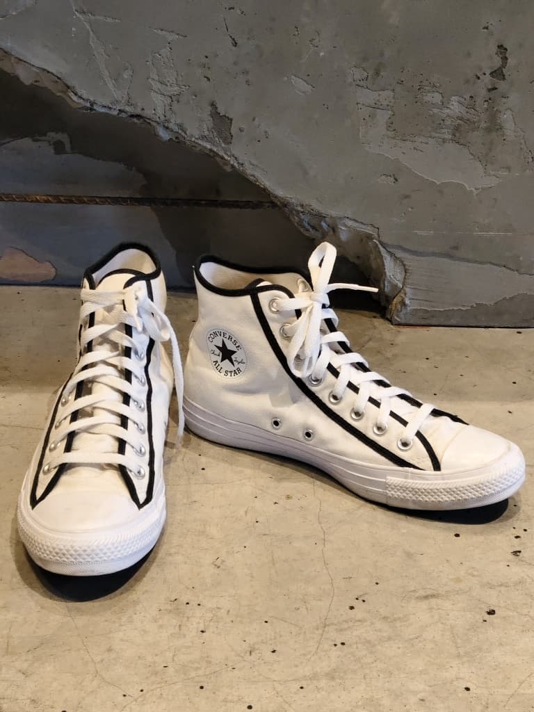 Front view of shoes in canvas showing the sole unit and upper silhouette