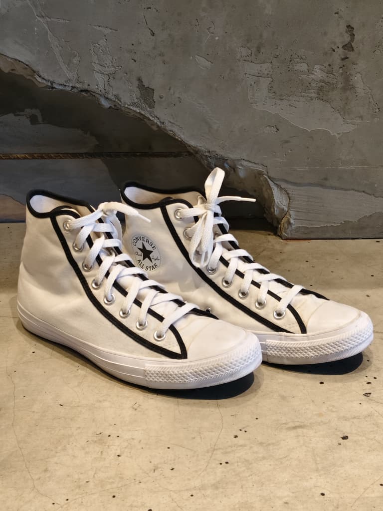 Front view of shoes in canvas showing the sole unit and upper silhouette