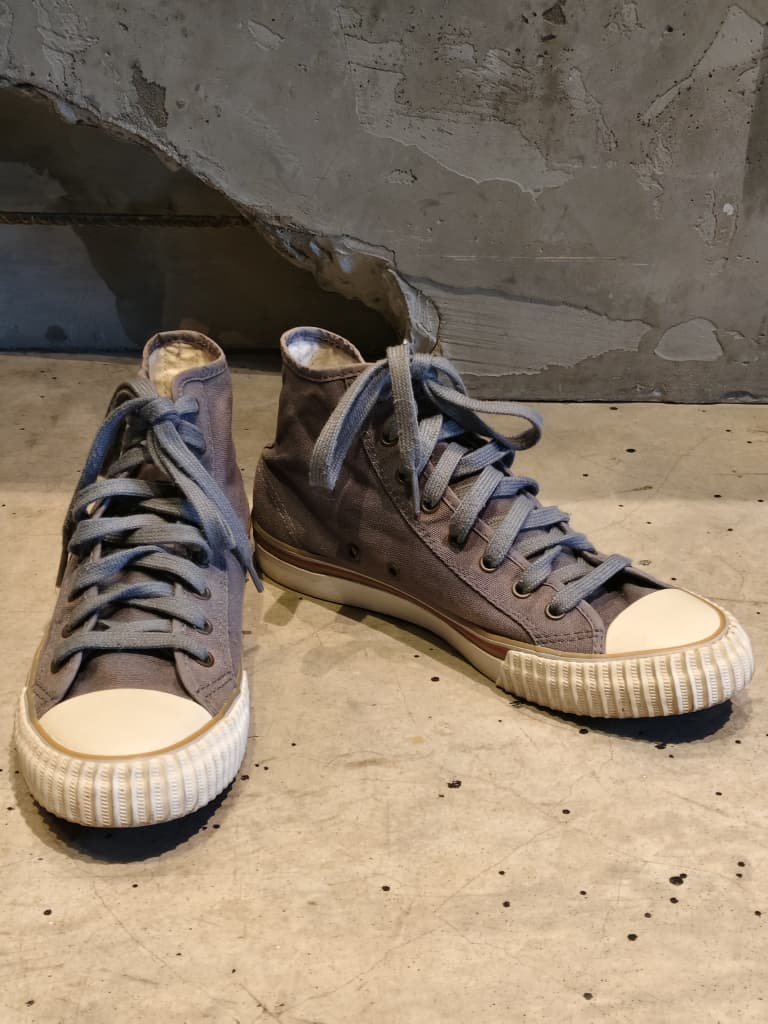 Front view of shoes in grey canvas showing the sole unit and upper silhouette