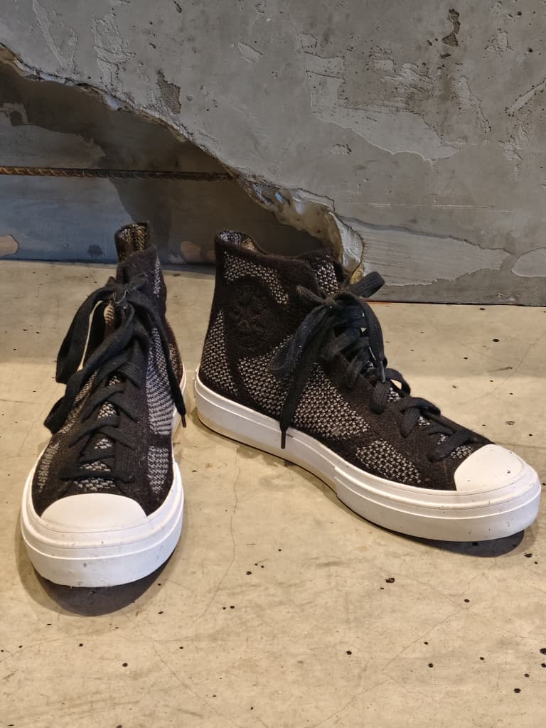 Front view of shoes in canvas showing the sole unit and upper silhouette