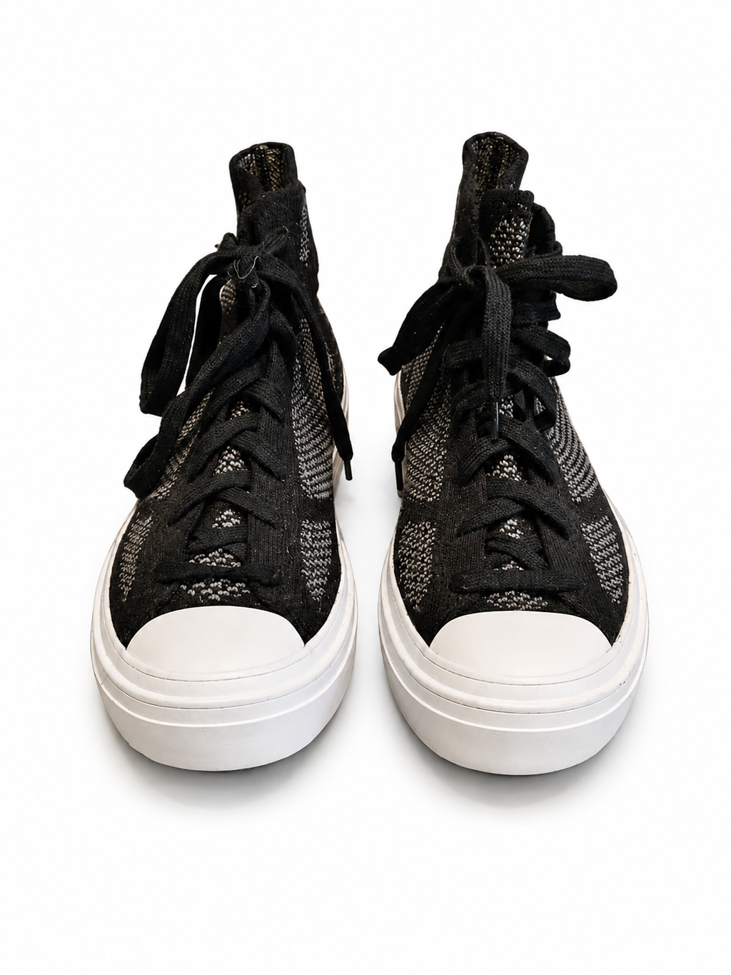 Front view of shoes in canvas showing the sole unit and upper silhouette