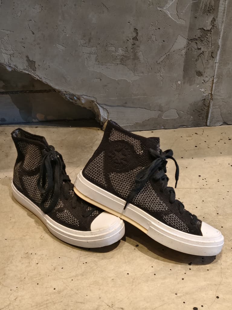 Front view of shoes in canvas showing the sole unit and upper silhouette