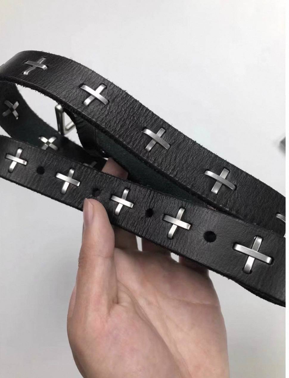 CROSS-LINK STUDDED LEATHER BELT